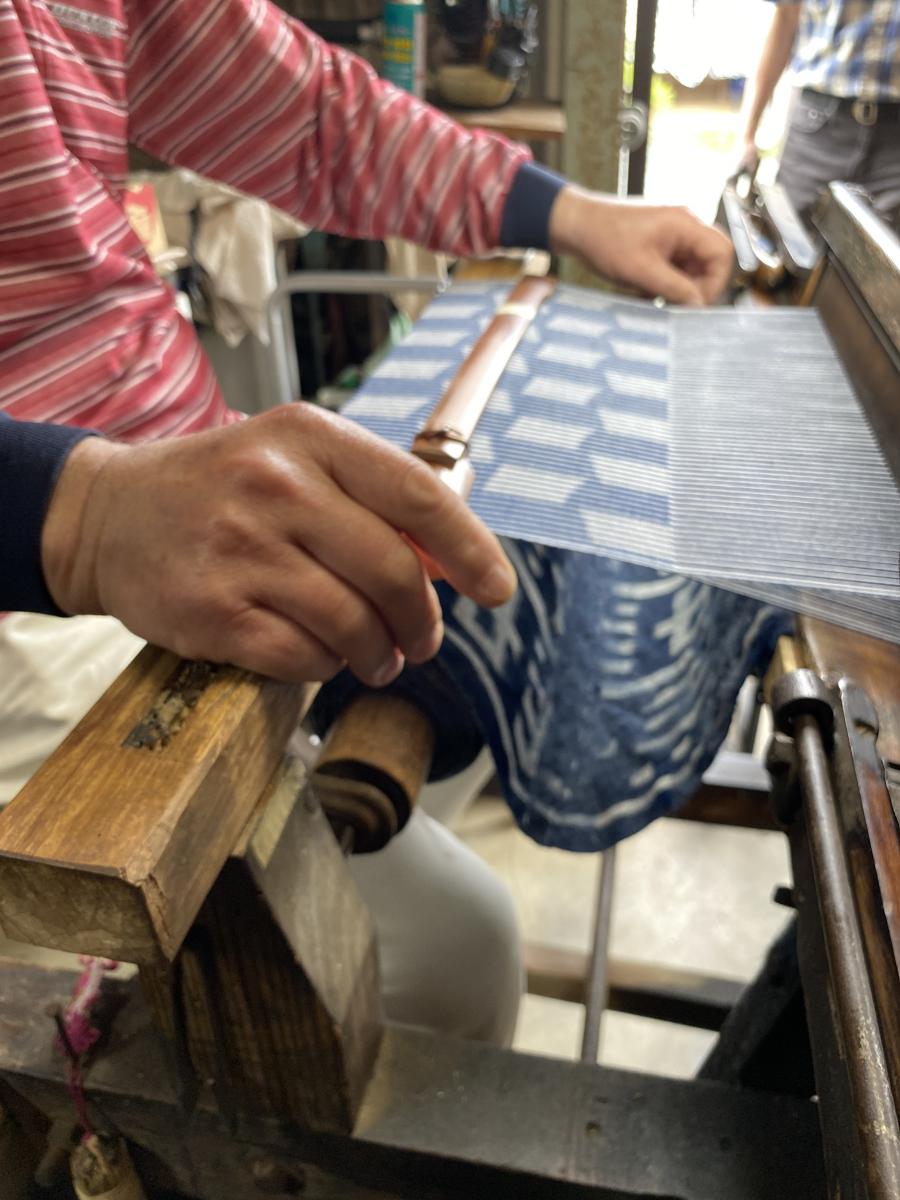 Weaving patterned warp and weft at Yamamura Takeshi atelier
