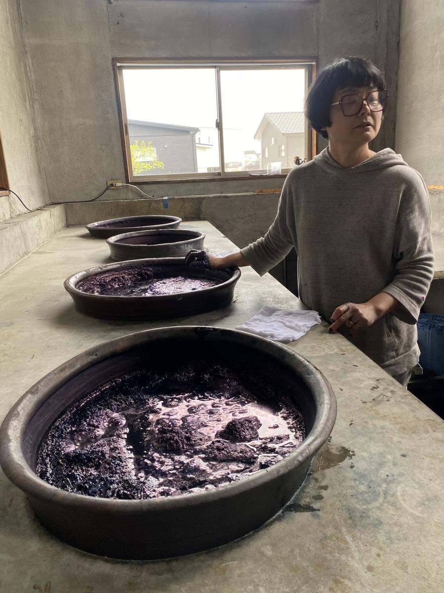 Chiharu Ogomori, artist and dyer at Takarajima Senkou a dyeing and fashion studio in Yame. 